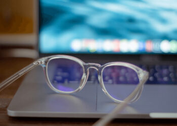Analyse Cochrane des essais randomisés contrôlés sur les lunettes filtrant la lumière bleue pour la fatigue visuelle liée à l'usage des écrans.