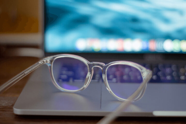 Analyse Cochrane des essais randomisés contrôlés sur les lunettes filtrant la lumière bleue pour la fatigue visuelle liée à l'usage des écrans.