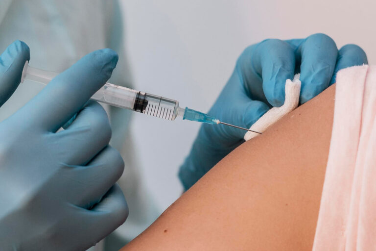 relation entre vaccination et risque d'hospitalisation pour poussée sévère de sclérose en plaques