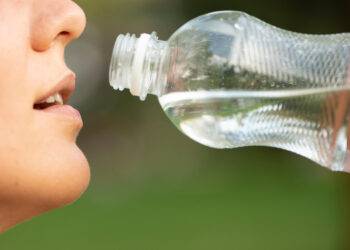 Détection massive de nanoplastiques dans l'eau en bouteille et enjeux pour la santé humaine.