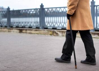 L'évaluation de la capacité à marcher 1 000 mètres est un indicateur simple et efficace pour prédire le risque de chutes et de fractures.