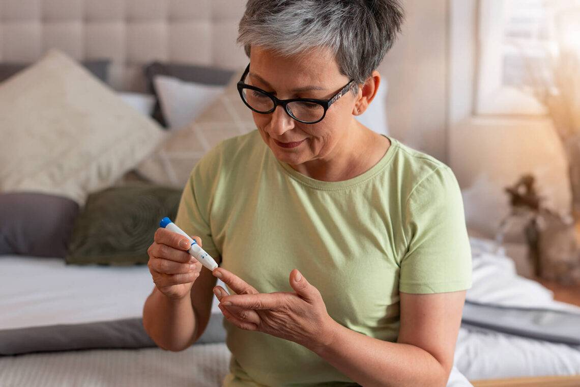 La tendance au relâchement en matière de contrôle glycémique est courante chez les sujets âgés, quelles qu'en soient les causes