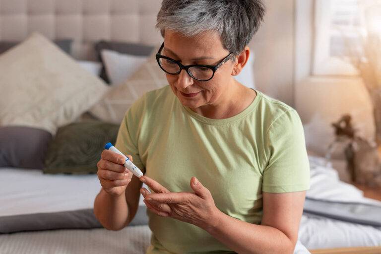 La tendance au relâchement en matière de contrôle glycémique est courante chez les sujets âgés, quelles qu'en soient les causes