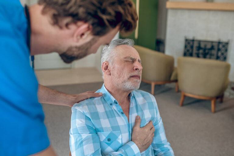 L'infarctus sans surélévation de ST est le sous-type de syndrome coronarien le plus fréquent chez les personnes âgées