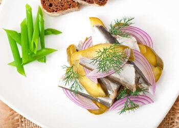 Les poissons gras comme les sardines et maquereaux ne protègent pas seulement le cœur, mais aident aussi à prévenir le cancer et à renforcer les traitements. Découvrez leurs bienfaits.