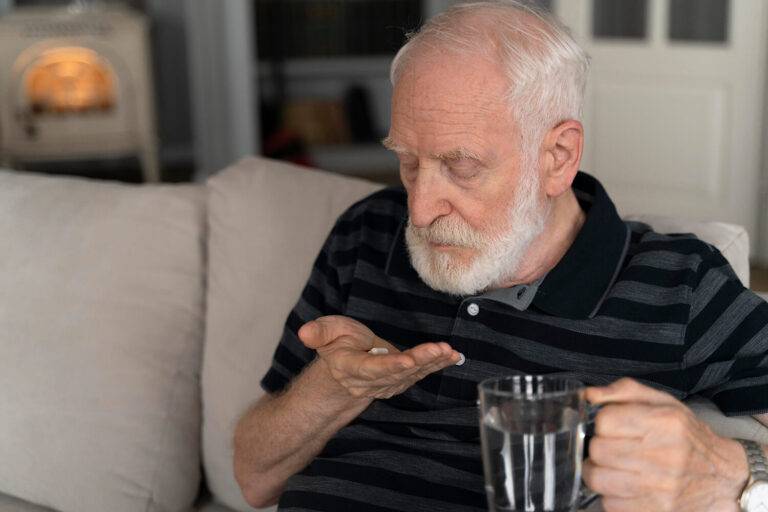 L’utilisation régulière de paracétamol chez les personnes âgées, notamment en cas d’arthrose, augmente les risques gastro-intestinaux, cardiovasculaires et rénaux, nécessitant une réévaluation de sa place en première intention.