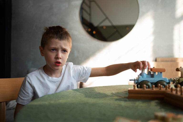 Un test basé sur l’imitation motrice permettrait de distinguer l’autisme du TDAH en une minute. Une avancée prometteuse en pédopsychiatrie.