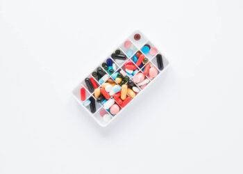 Stopper un anticoagulant chez les seniors&nbsp;? Une étude révèle un risque accru d’AVC et d’infarctus, rappelant l'importance d'une évaluation prudente.