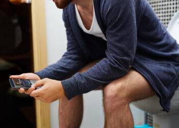 Smartphone aux toilettes&nbsp;: un facteur insoupçonné de risque d’hémorroïdes