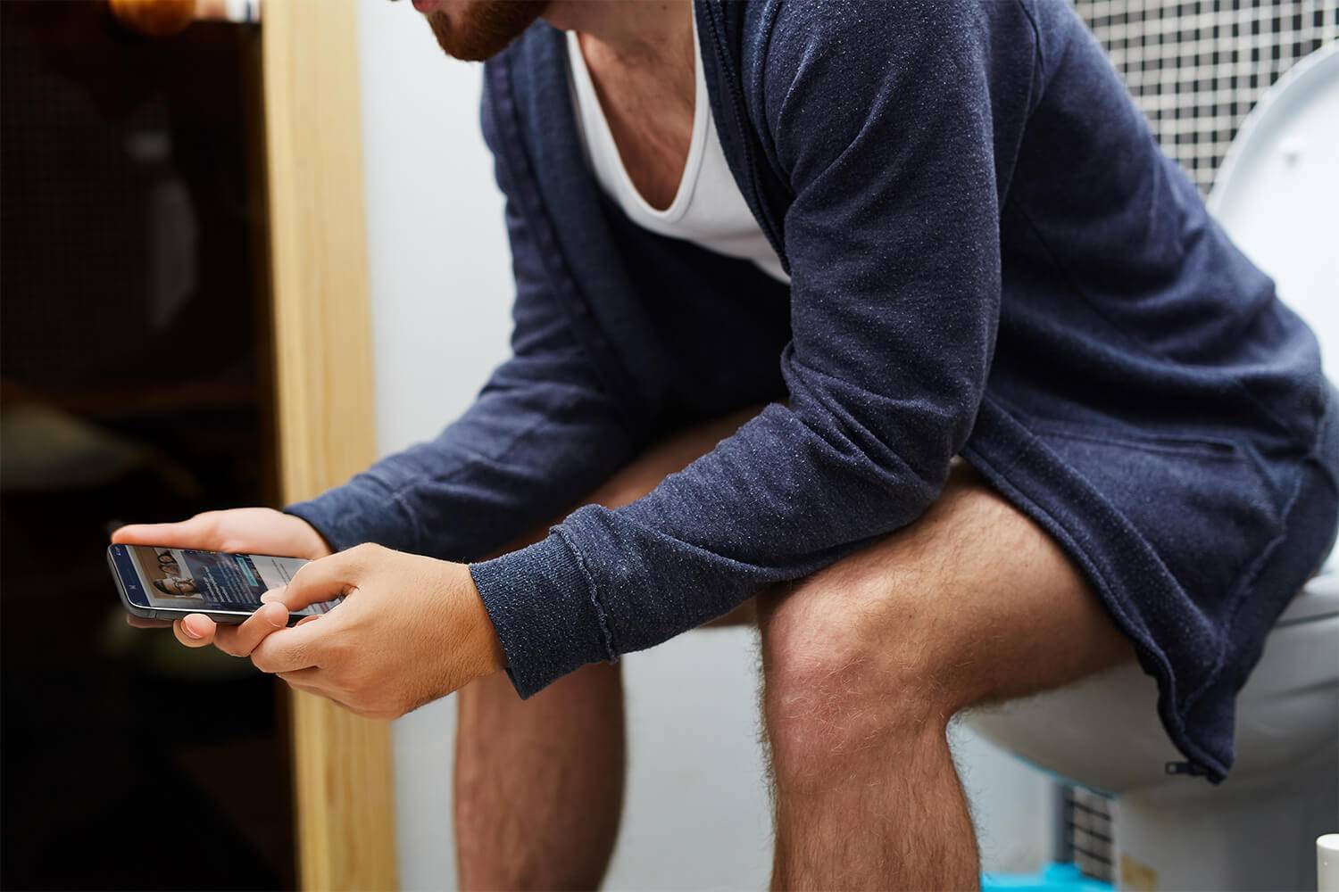 Smartphone aux toilettes : un facteur insoupçonné de risque d’hémorroïdes