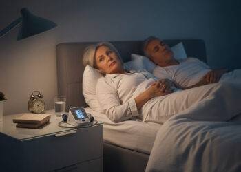 Correlatie tussen menopauze, slaapstoornissen, obstructieve slaapapneu en arteriële hypertensie (AHT) volgens de NHANES-studie