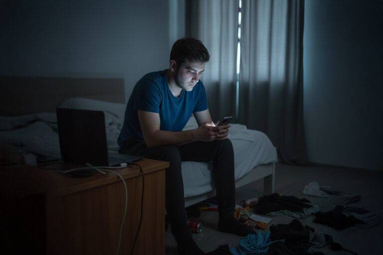 Impact de la réduction d'une semaine de l'usage des réseaux sociaux sur les symptômes d'anxiété, dépression et insomnie