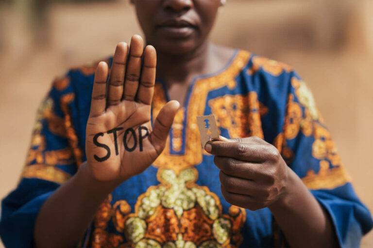 Bewustmakingscampagne voor het uitbannen van vrouwelijke genitale verminking tegen 2030, ondersteund door de VN en de WHO.