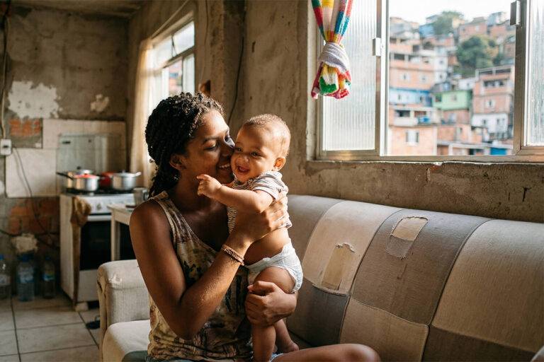 De invloed van de sociaal-economische omgeving op de motorische ontwikkeling van zuigelingen benadrukt het belang van huisbezoeken en vroege stimulatie.