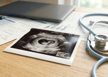 Onderzoek naar medicatieveiligheid tijdens de zwangerschap: waarom blootstelling aan NSAID's in het eerste trimester geen effect heeft op aangeboren afwijkingen.