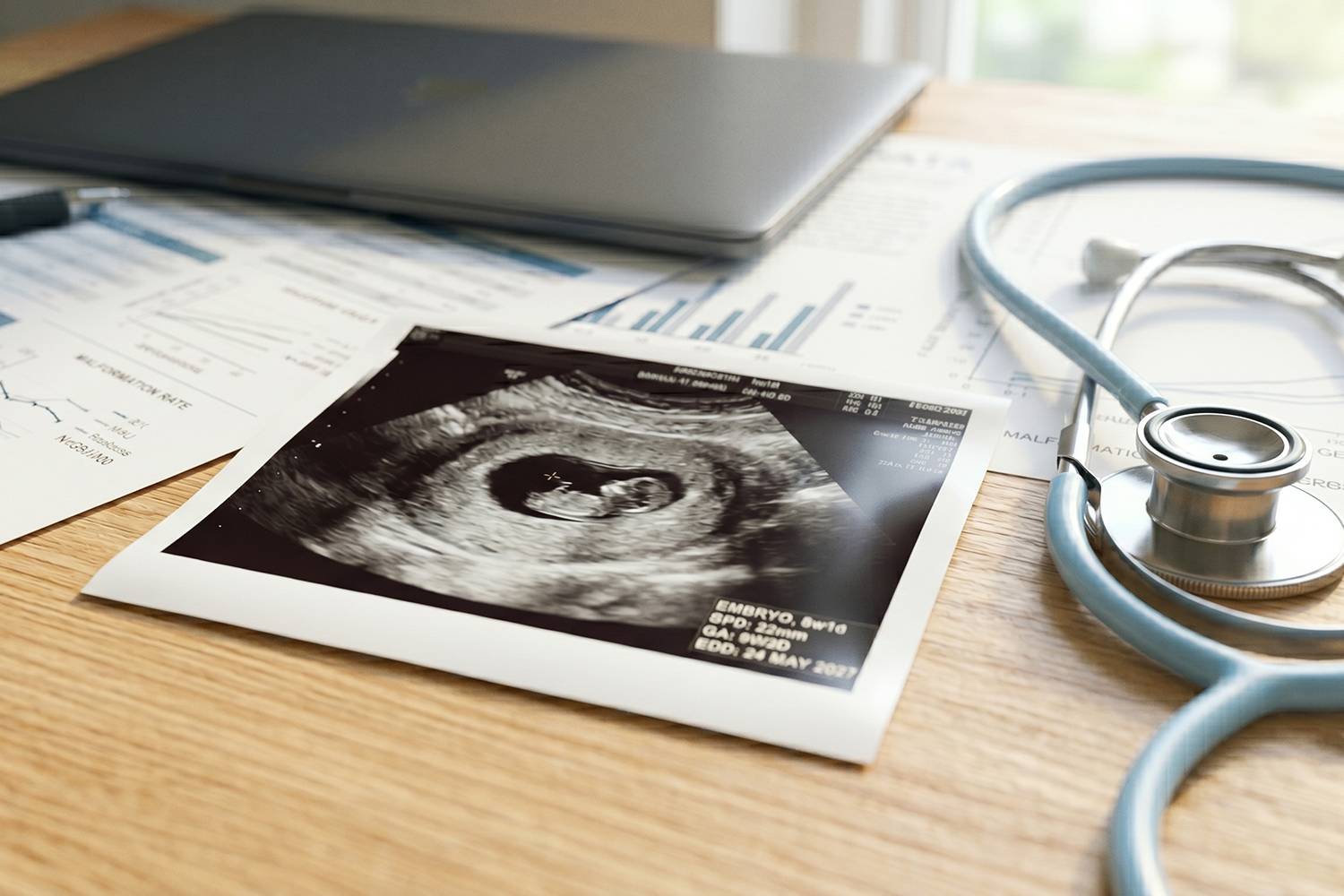 Onderzoek naar medicatieveiligheid tijdens de zwangerschap: waarom blootstelling aan NSAID's in het eerste trimester geen effect heeft op aangeboren afwijkingen.