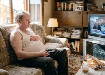Analyse des risques de mortalité chez le senior&nbsp;: comment le cumul d'une obésité viscérale et d'une carence sévère en vitamine D interagit pour multiplier par trois le risque de décès.