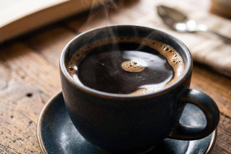 Cardiologie, voeding en cardiovasculaire fysiologie: impact van caffeïne, koffie en energiedranken op bloeddruk, atriumfibrillatie en het risico op beroerte.